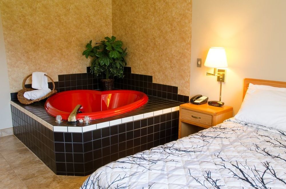 North Star Hotel Pictured Rocks Munising Room photo