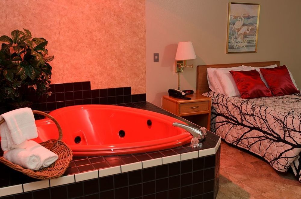 North Star Hotel Pictured Rocks Munising Room photo